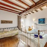 4 Bedroom Stunning In * Escos