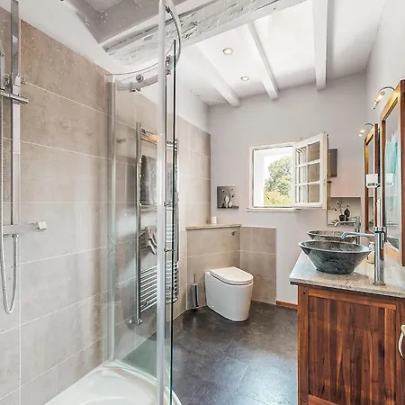 4 Bedroom Stunning In Escos