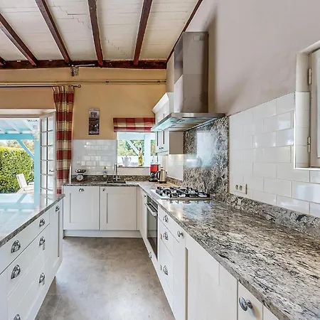 بيت للعطل 4 Bedroom Cozy In