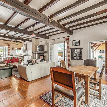 4 Bedroom Cozy In بيت للعطل