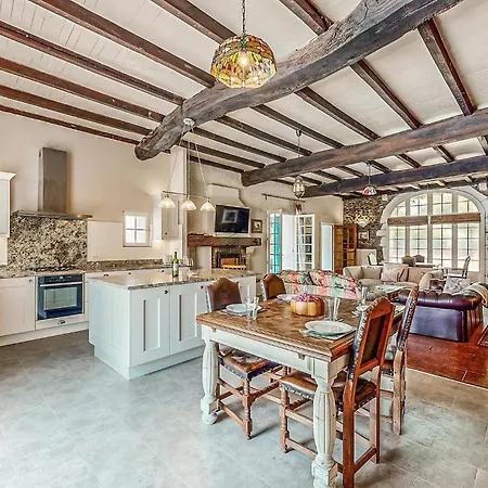 4 Bedroom Cozy In Escos